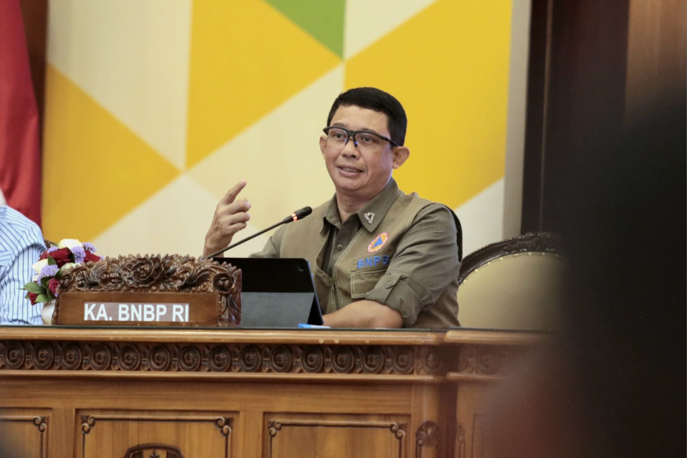 Kepala BNPB Letjen TNI Suharyanto, S. Sos., M.M. (kemeja hijau dan rompi hijau) saat memberikan arahan dalam Rapat Koordinasi Percepatan Penanganan Bencana Kekeringan di Kantor BPSDM Jawa Timur, Surabaya, Jawa Timur pada Senin (9/10).